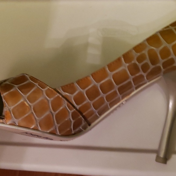 Women's Shoes - Picture 4 of 4